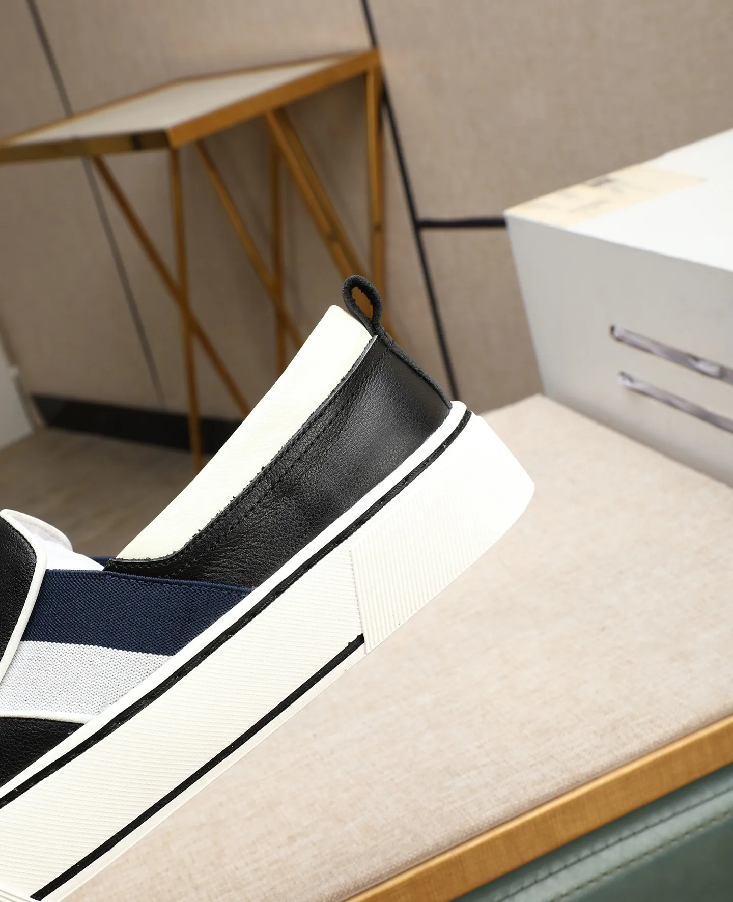 Men's shoes 💰460 GUCCI🔍🔍The latest models are on sale at the same time at the counter. Original calfskin imported from Italy, genuine leather lining, (high-end, extravagant, and classy) with exquisite workmanship. Soles: Original soles specially provided by the original factory. ⚠Exclusive double-layer movable molded soles are super comfortable⚠. Photos of the real thing🎬The real thing is even better🔍🔍"High quality·Follow the order" Code number 38-44
